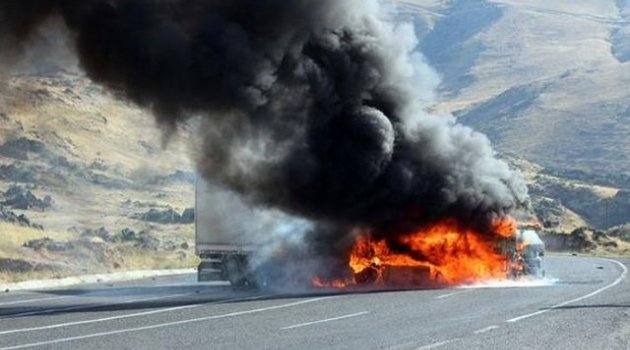 PKK Bingöl'de 5 aracı ateşe verdi!