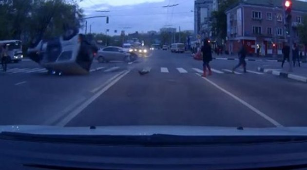 Polis cipi taklalar attı