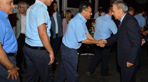 Sabah 05.00’de otobüs şoförleriyle bayramlaştı