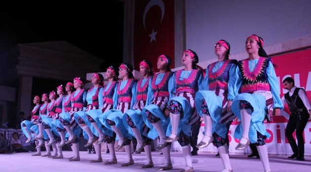 Sahne Halk Dansları öğrencilerinin