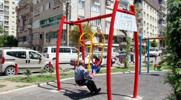 Salıncak keyfini birlikte yaşıyorlar