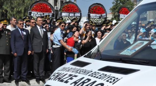 Şehit Polisin Oğlu, Babasının Telsizini Elinden Bırakmadı