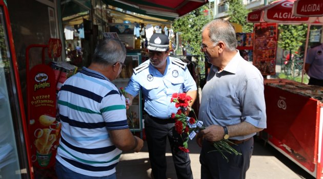 Selçuk Belediyesi zabıtasından “Karanfilli Kutlama”