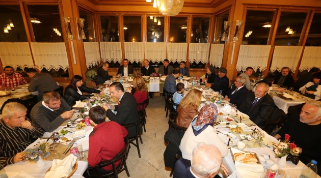 Selçuk’taki Gazetecilere yemekli kutlama