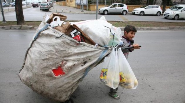 Suriyeli çocuğun yükü dünyadan ağır