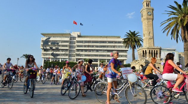 “Süslü Kadınlar” İzmir’i salladı