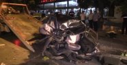 Gaziemir'de otomobil ikiye ayrıldı: 1 Ölü, 2 Yaralı