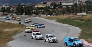 Oyuncu Ümit Erdim, yarışta takla atan otomobilden sağlam çıktı
