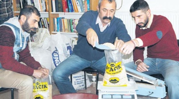 Tarladan kazandığı parayla 78 öğrenciye burs verdi