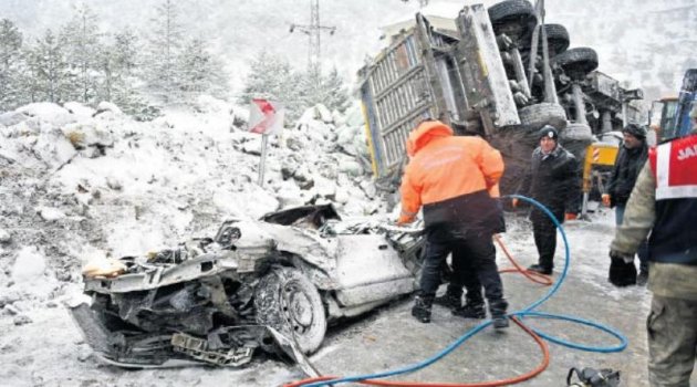 TIR otomobilin üstüne devrildi