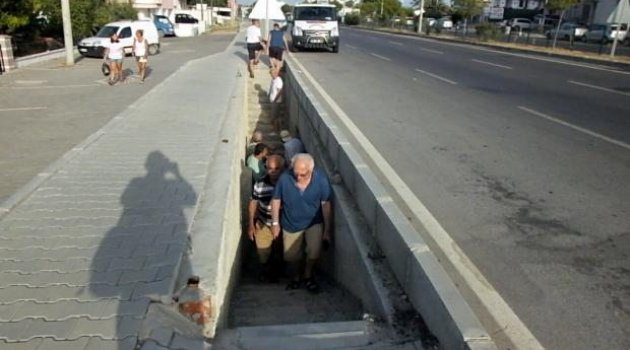 Turistik beldede şaka gibi alt geçit
