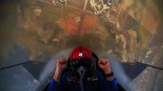 Türk pilot 11 saniyede 15 bin fite çıktı!