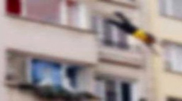 Üçüncü kattaki balkondan düşüp öldü