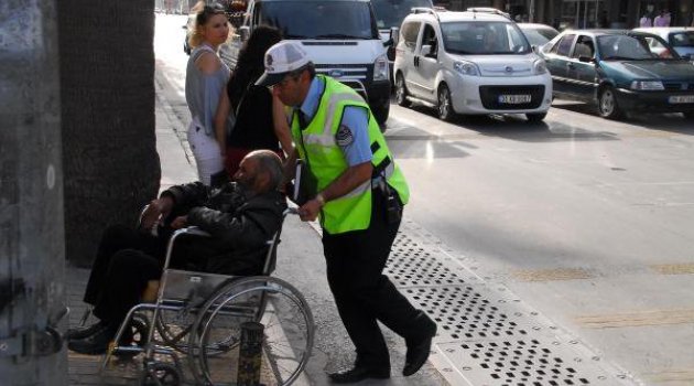 Yardımsever trafik polisi
