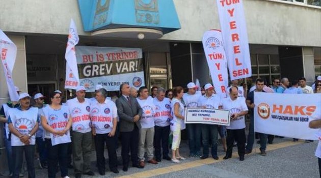 Yemek Yardımını Alamayan Belediye Memurları Bir Günlük İş Bıraktı"