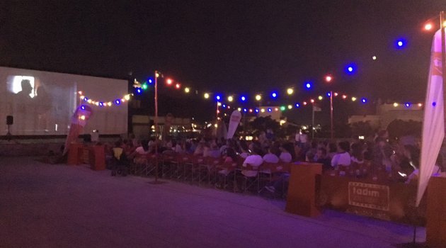 YENİ FOÇA’DA AÇIK HAVA FİLM GÖSTERİMİ YAPILDI