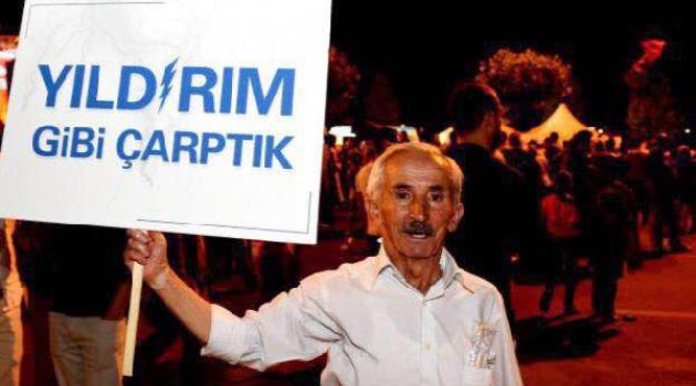 'Yıldırım gibi çarptık' pankartı dağıtılacak