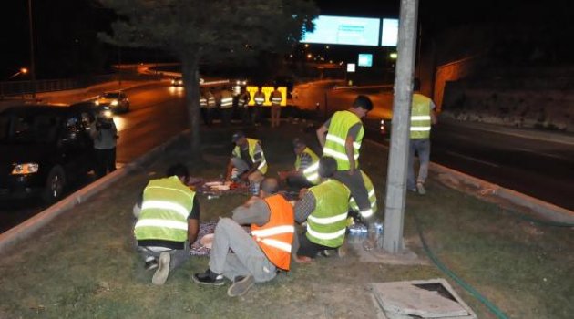 Yolda çalışan işçiler refüjde sahur yaptı