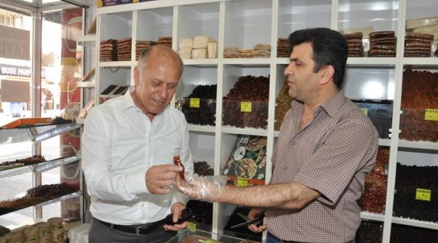 Yollarına gül döktüler