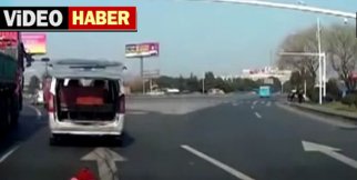 Çin'de küçük çocuk aracın arkasından otoyola düştü